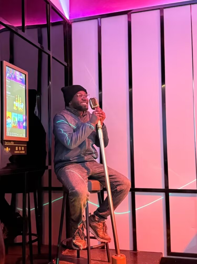 When African drumbeats meet the first snow of Yimeng – A record of a cultural evening with African partners and the serendipitous encounter with Linyi's first snow of 2025.